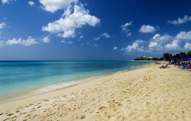 Mavi gökyüzü ve güzel, ıssız, altın kumlu sahil ve Barbados 'taki gök mavisi okyanus