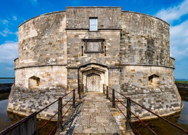 Solent 'e bakan Calshot Kalesi