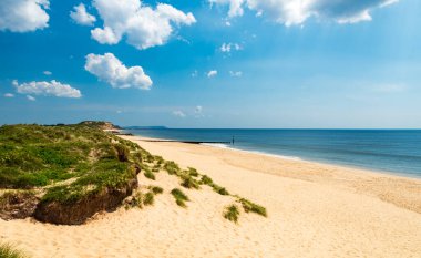 Hengistbury Head 'in yaz manzarası ve Dorset' teki terk edilmiş plaj.