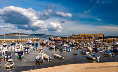 Yaz güneşi ve dalgalar Dorset 'te Lyme Regis Cobb' da