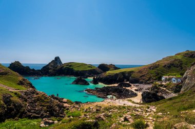 Idyllic Turquoise, Cornwall, Kertenkele Yarımadası yakınlarındaki Kynance Koyu ve Plajı 'nı renklendirdi.