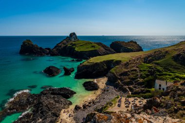 Idyllic Turquoise, Cornwall, Kertenkele Yarımadası yakınlarındaki Kynance Koyu ve Plajı 'nı renklendirdi.