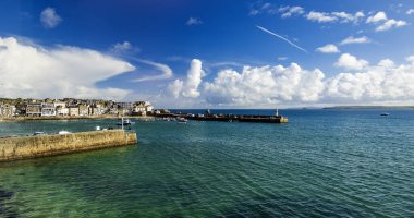 Güneşli bir yaz gününde, Cornwall 'daki St. Ives' ta denizi aşıp güney batı İngiltere 'ye bakıyorum.