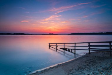 Poole Limanı 'nda sakin sularla renkli gün batımı