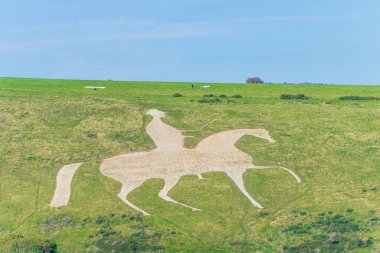 19. yüzyılın başlarında, Kral III. George 'un Osmington Beyaz Atı' na binerek Weymouth 'un dışındaki Dorset Tepeleri' nin yeşil yamacına oyulmuş resmi güney İngiltere sahilinde...