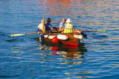 İngiltere, Weymouth 'ta tahta bir sandalda kürek çeken yolcular.