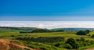 Portland Bill ve Weymouth, Dorset çevresindeki İngiliz Kanalı 'nda yaz bulutları tersine dönüyor.