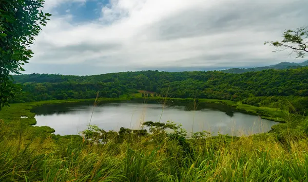 Grand Etang Gölü, Grenada 'nın merkezinde deniz seviyesinden 550 metre yükseklikte yaklaşık 6 metre derinliğinde sönmüş bir volkandır. Büyük Etang Ulusal Parkı 'nın ortasında, Grenada' da yürüyüş ve yürüyüş için çok popüler bir alandır.