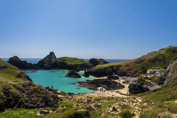 Idyllic Turquoise, Cornwall, Kertenkele Yarımadası yakınlarındaki Kynance Koyu ve Plajı 'nı renklendirdi.