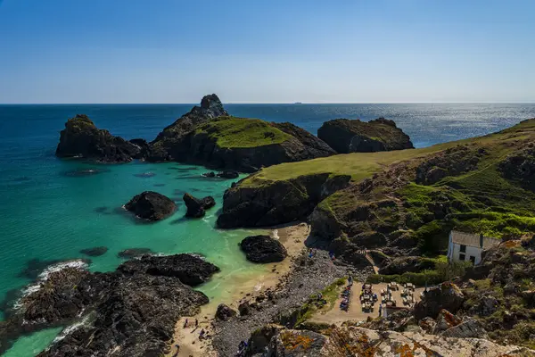 Idyllic Turquoise, Cornwall, Kertenkele Yarımadası yakınlarındaki Kynance Koyu ve Plajı 'nı renklendirdi.