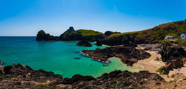 Idyllic Turquoise, Cornwall, Kertenkele Yarımadası yakınlarındaki Kynance Koyu ve Plajı 'nı renklendirdi.