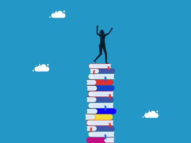 Öğrenmede başarı. Mutlu adam yüksek kitap yığınına el kaldırıyor.