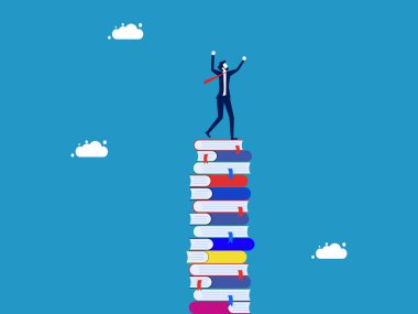 Öğrenmede başarı. Mutlu iş adamı, yüksek kitap yığınına el kaldırıyor.