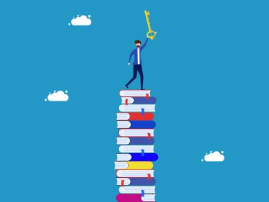 Eğitimde başarının anahtarı. Adam kitap yığınının üzerinde anahtar tutuyor.