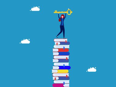 Eğitimde anahtar başarı. Kadın kitap yığınının üzerinde anahtar tutuyor