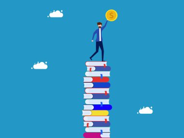 Nasıl para kazanılacağını öğren. Bozuk para tutan adam yüksek bir kitap yığınının üzerinde duruyor.