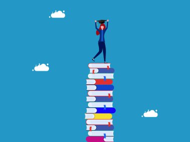 Mezuniyet. Mezuniyet şapkası tutan kadın yüksek kitap yığınının üzerinde duruyor.