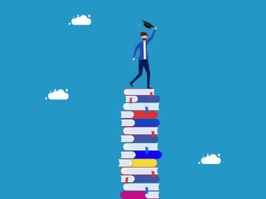 Mezuniyet. Mezuniyet şapkası tutan adam yüksek kitap yığınının üzerinde duruyor.