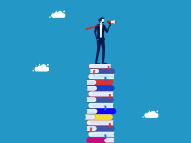 İletişim ya da reklam. İşadamı, megafonla yüksek kitap yığınının üzerinde durduğunu duyurur.