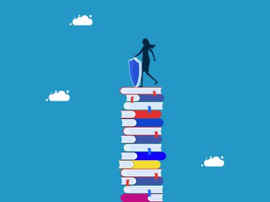 Bilgiyi koru. Koruyucu kalkanı olan kadın yüksek kitap yığınının üzerinde duruyor.