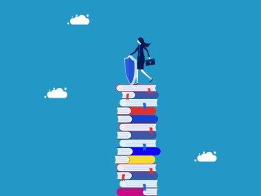 Bilgiyi koru. Koruyucu kalkanlı iş kadını yüksek kitap yığınının üzerinde duruyor.