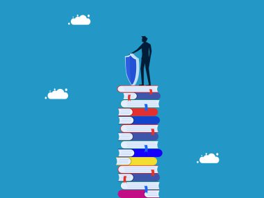 Bilgiyi koru. Koruyucu kalkanı olan adam yüksek kitap yığınının üzerinde duruyor.