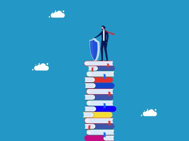 Bilgiyi koru. Koruyucu kalkanlı bir işadamı yüksek kitap yığınının üzerinde duruyor.