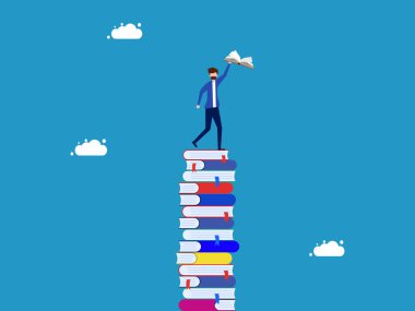 Nemli kitap okumayı sever. Yüksek kitap yığınının üzerinde duran mutlu adam.