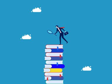 Araştırma yap ve bilgi topla. İş adamı, uzun bir kitap yığınının üzerinde büyüteç kullanıyor.