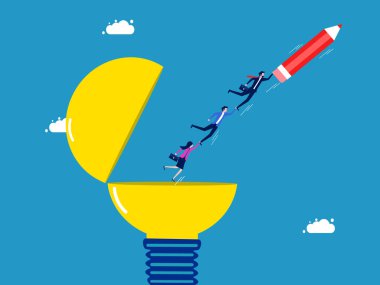 Yeniliğe ayak uydurmak ve öğrenmek. İş ekibi ampul vektöründe kitap yığınının üzerinde kalemlerle uçuyor.