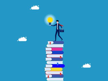 Yeni bilgiler keşfet. İş adamı bir yığın kitap vektörünün üzerinde ampul tutuyor.