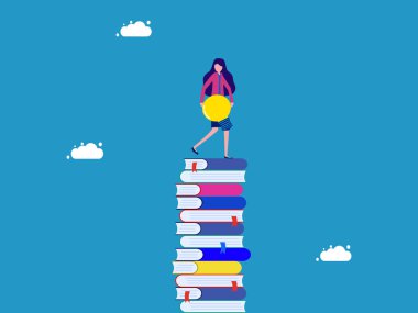 Yeni bilgiler keşfet. İş kadını bir yığın kitap vektörünün üzerinde ampul tutuyor.