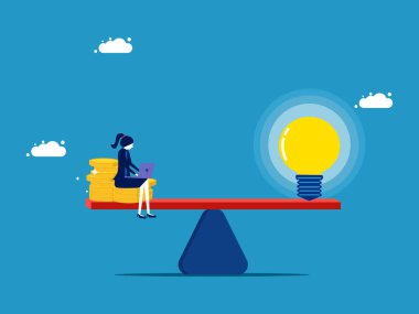 Bilgeliğin ve bilginin değeri. Ölçek vektöründe parası ve ampulü olan iş kadını