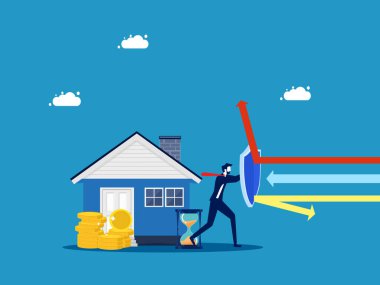 Evini ve mülkünü koru. İş adamı evini korumak için bir kalkan ve yığınla para taşıyıcısı tutuyor.