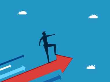 Liderlik başarıya götürür. Adam bir okun üzerinde duruyor ve vektörün yönünü gösteriyor.