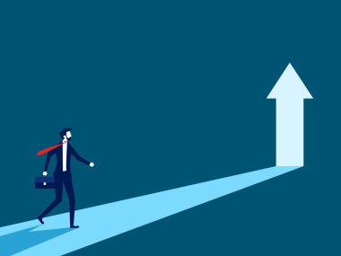 Yeni fırsat çözümleri. İş adamı büyüyen ok çıkış vektörüne doğru yürüyor