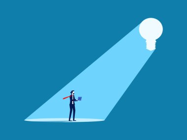 Fırsat ve bilgi. Bir iş adamı ampulden ışığa bakıyor. Vektör