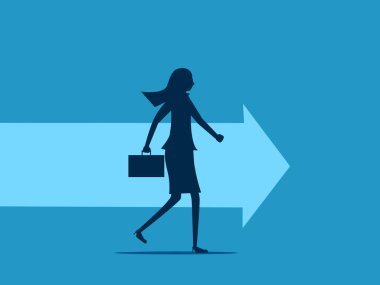 İlerleme var. İş kadını ilerlemekte olan bir ok vektörüyle yürüyor