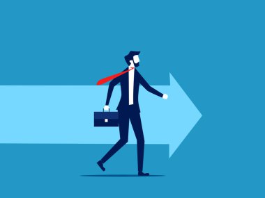 İlerleme var. İşadamı ilerleyen bir ok vektörüyle yürüyor