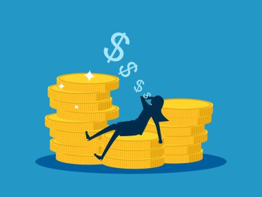 Başarılı iş adamları yatırımlarından kâr elde ederler. Bozuk para yığınının üzerinde uyuyan mutlu kadın.