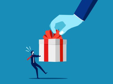 Ödül için yarışın. Büyük bir el, küçük bir işadamıyla bir hediye kutusunu çekiştiriyor. Vektör