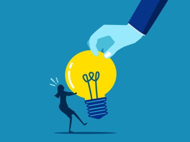 Bilgi için yarışın. Büyük bir el, küçük bir iş kadınıyla ampulü çekiştiriyor. Vektör