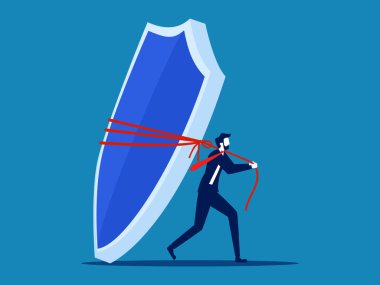 Sigortacılık. İş adamı koruyucu kalkan taşıyıcısı sürüklüyor