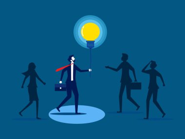 Karanlıkta yolu görmek için ışık. İş adamı, iş arkadaşlarının karanlıkta görmelerine yardımcı olmak için elinde bir ampul tutuyor. vektör