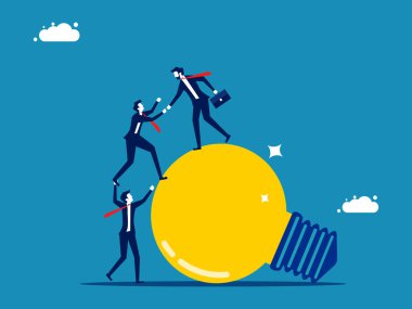 Çalışanların amaçlarına ulaşmalarına yardım etmek için önden gidin. İş adamı meslektaşının ampul vektörüne tırmanmasına yardım ediyor