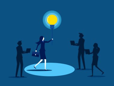 Bilgiyi anlamaya yardımcı olur. İş kadını, iş arkadaşlarını aydınlatmak için elinde bir ampul tutuyor. vektör