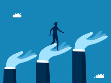 İş amaçlarına ulaşmak için destek. Adam, vektörü ilerletmek için büyük ellerle merdivenleri çıkıyor.