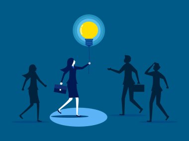 Işık işe giden yolu gösteriyor. İş kadını, iş arkadaşlarının karanlıkta görmelerine yardımcı olmak için elinde bir ampul tutuyor. Vektör