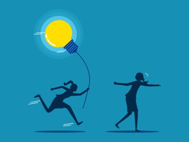 İlerlemesi için başka birine fikir ver. İş kadını ampulü başka birine veriyor. vektör