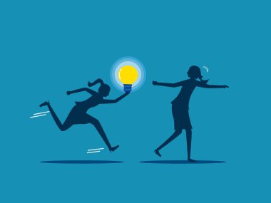 Fikirleri iletin. İş kadını çalışan meslektaşına ampulü uzattı